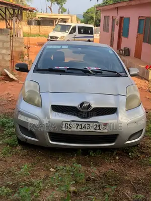 Toyota Vitz 2010 Silver