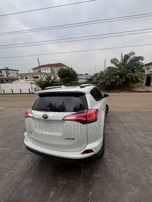 Toyota RAV4 XLE 4dr SUV AWD (2.5L 4cyl 6A) 2018 White