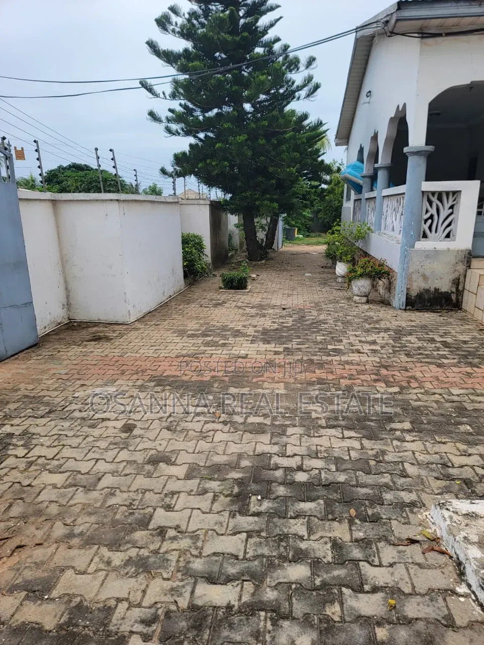 Furnished 4bdrm Apartment for sale