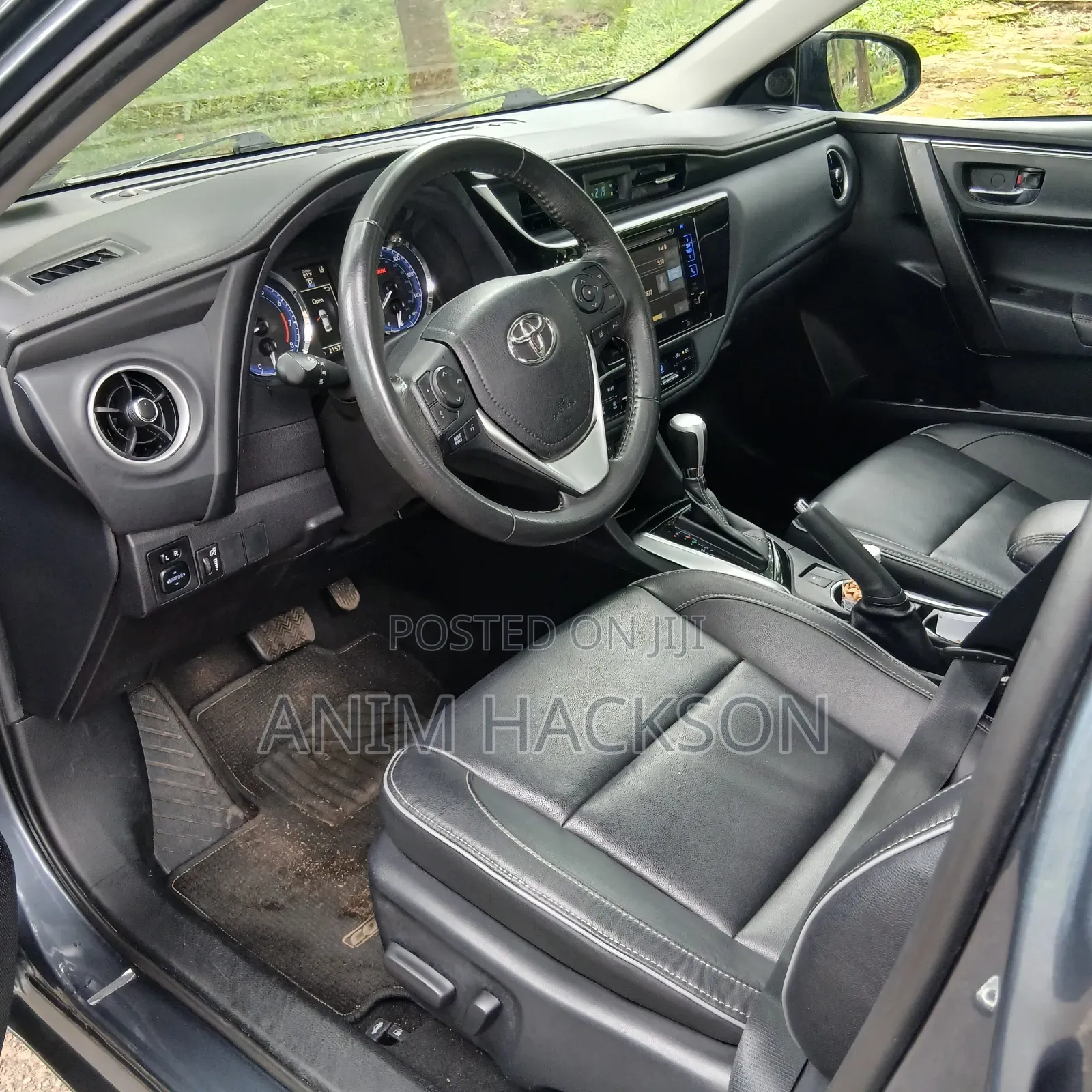 Toyota Corolla XLE (1.8L 4cyl 2A) 2018 Blue