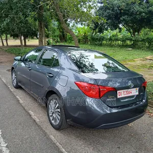 Toyota Corolla XLE (1.8L 4cyl 2A) 2018 Blue