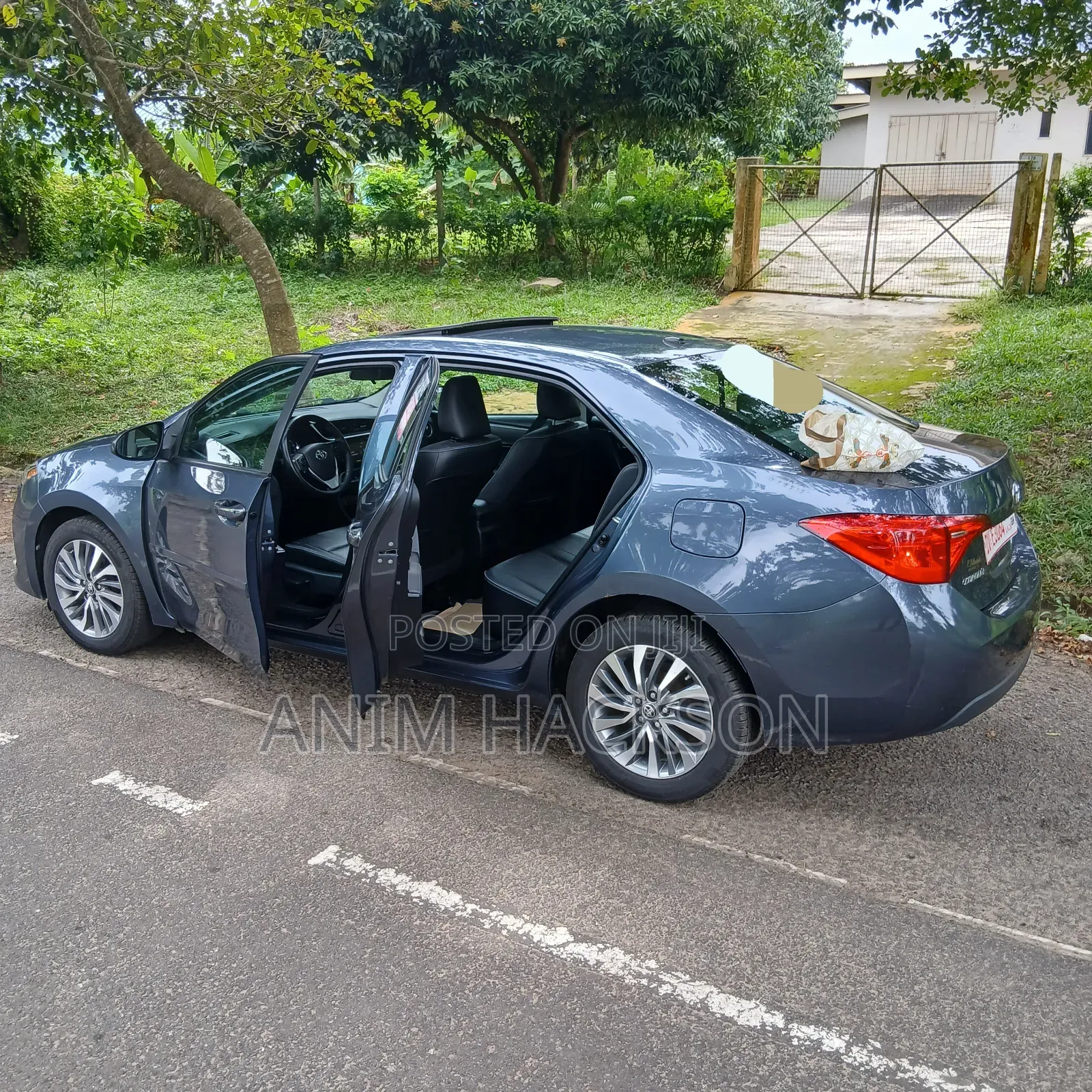Toyota Corolla XLE (1.8L 4cyl 2A) 2018 Blue