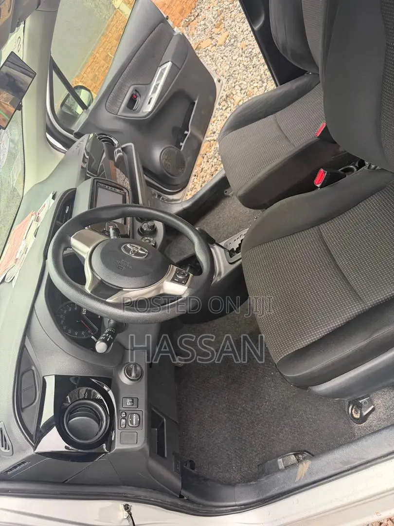 Toyota Vitz 1.5 FWD 5dr 2015 Silver