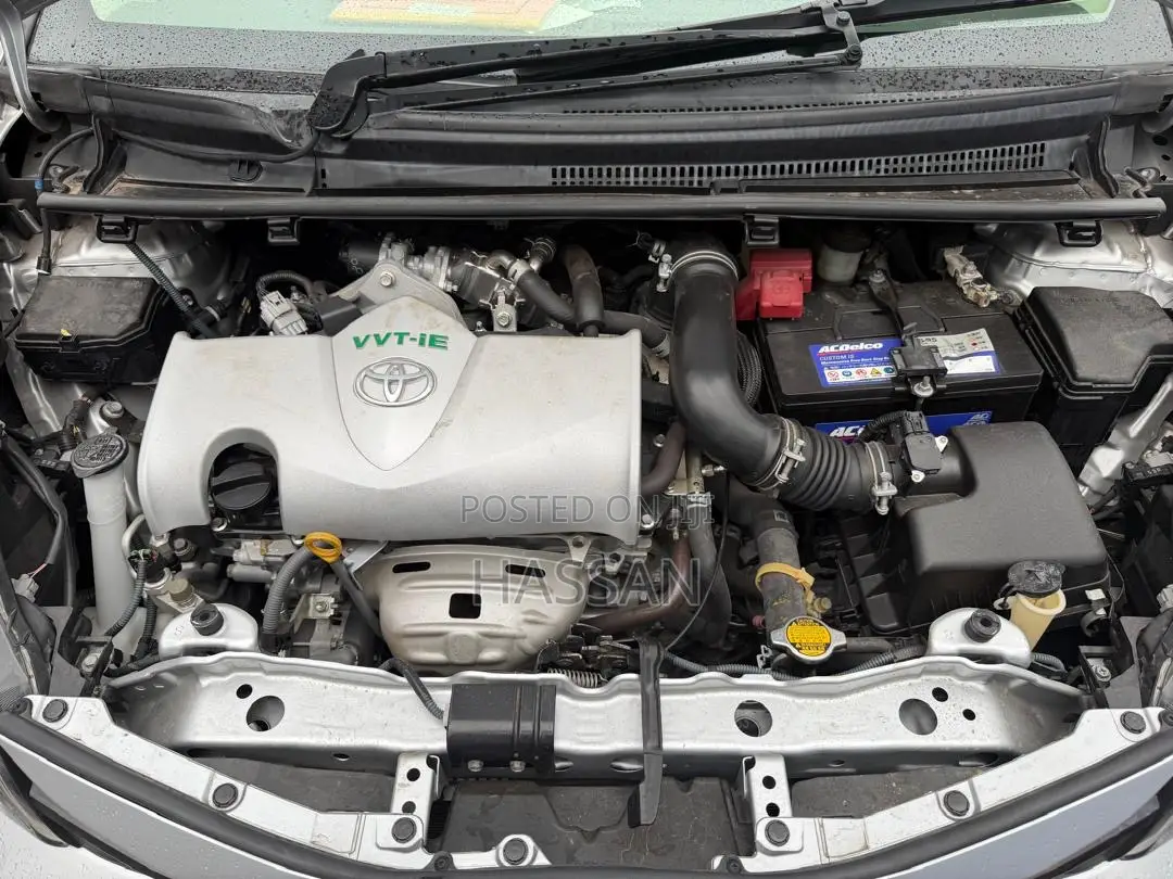 Toyota Vitz 1.5 FWD 5dr 2015 Silver