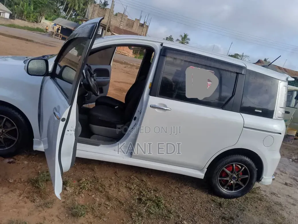 Toyota Sienta 2012 Silver