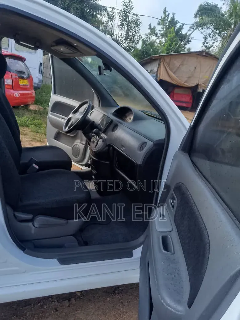 Toyota Sienta 2012 Silver