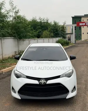 Toyota Corolla LE (1.8L 4cyl 2A) 2018 White