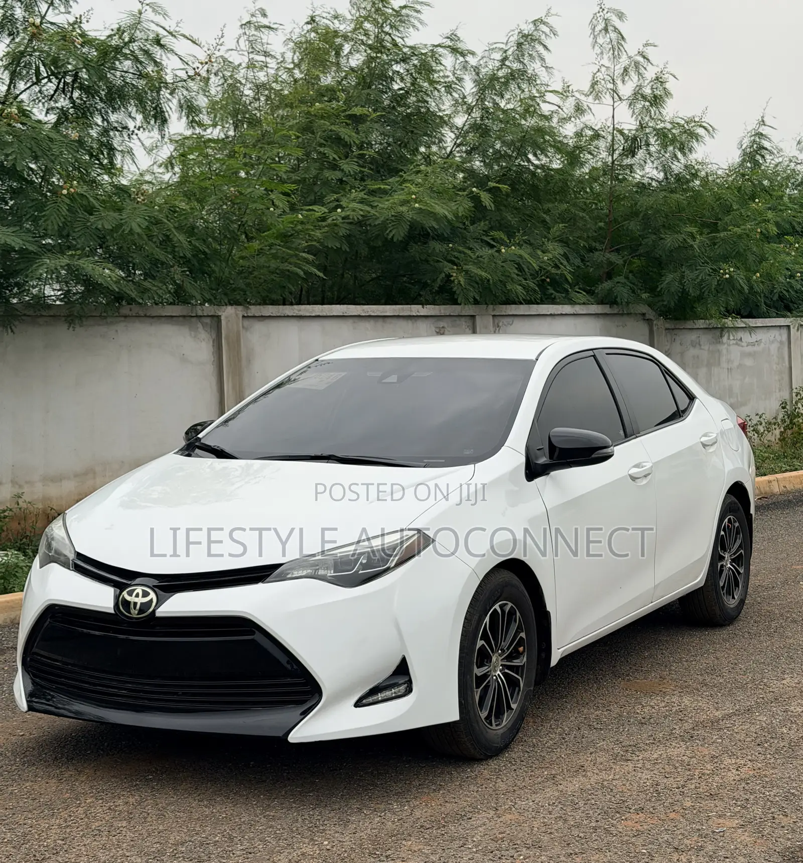 Toyota Corolla LE (1.8L 4cyl 2A) 2018 White