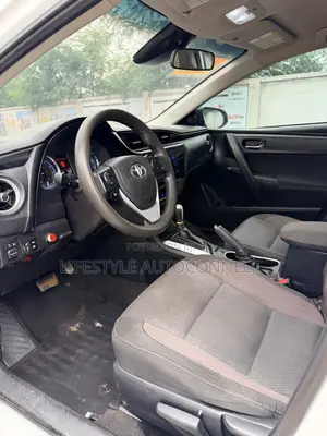 Toyota Corolla LE (1.8L 4cyl 2A) 2018 White