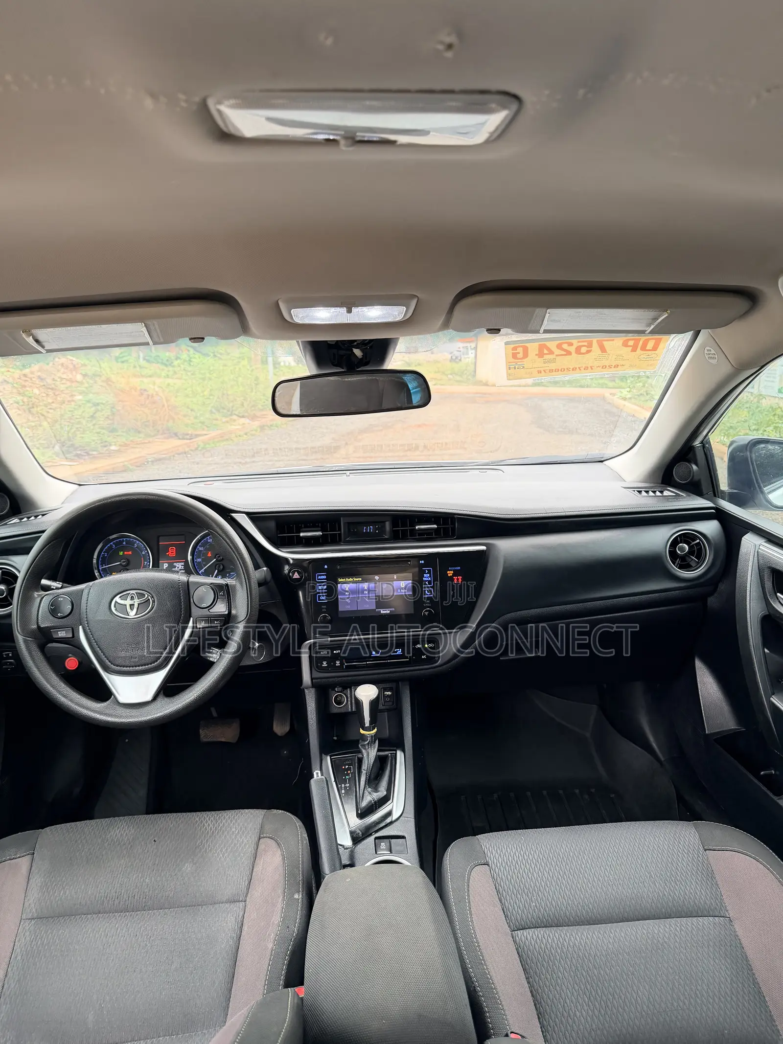 Toyota Corolla LE (1.8L 4cyl 2A) 2018 White