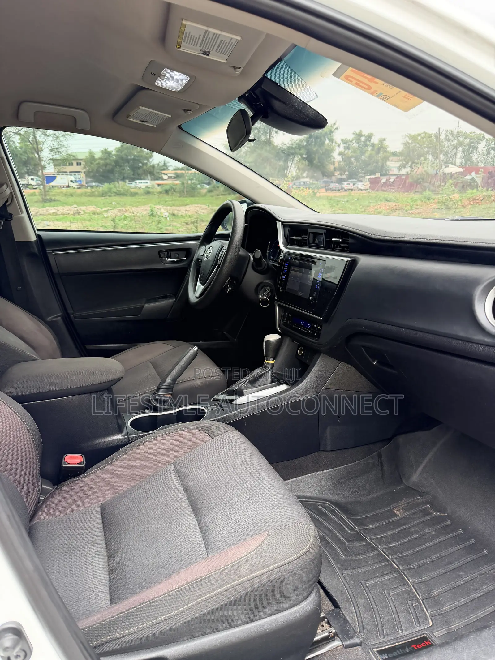 Toyota Corolla LE (1.8L 4cyl 2A) 2018 White