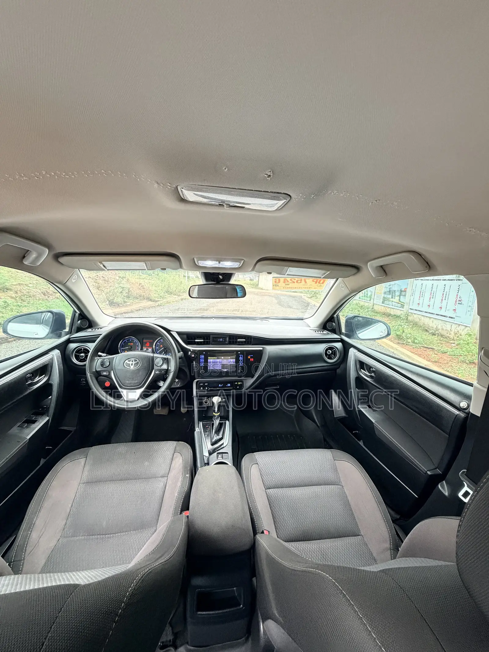 Toyota Corolla LE (1.8L 4cyl 2A) 2018 White
