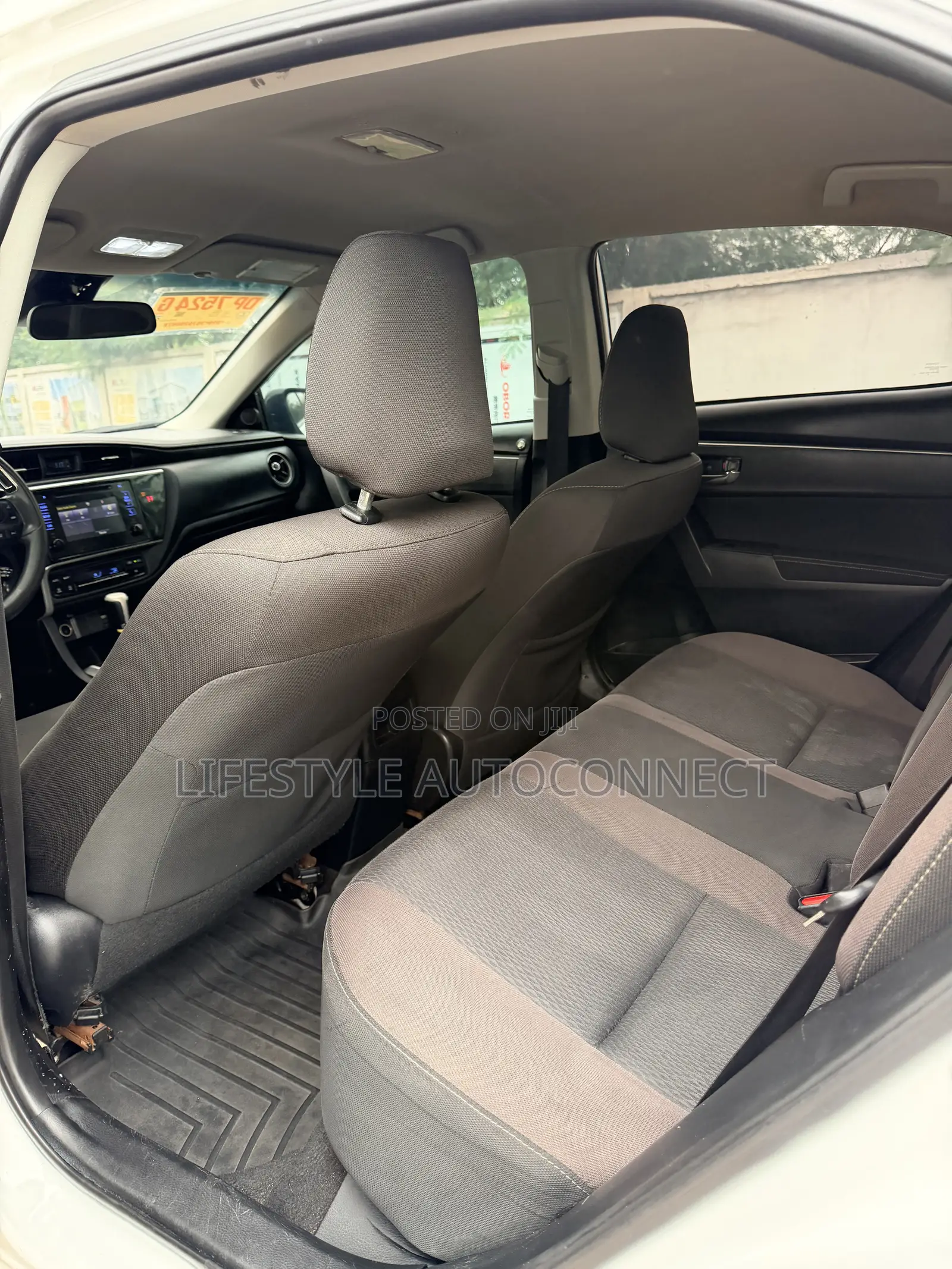 Toyota Corolla LE (1.8L 4cyl 2A) 2018 White
