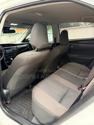 Toyota Corolla LE (1.8L 4cyl 2A) 2018 White