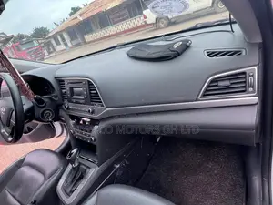 Hyundai Avante 2018 White