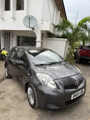 Toyota Yaris Base Hatchback 3dr 2010 Gray