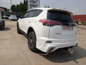 Toyota RAV4 XLE AWD (2.5L 4cyl 6A) 2016 White