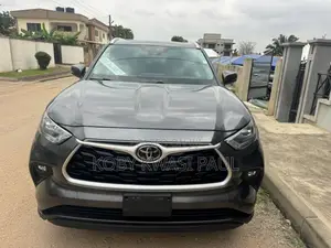 Toyota Highlander XLE 2022 Gray