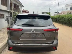 Toyota Highlander XLE 2022 Gray