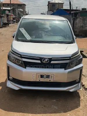 Toyota Voxy 2015 Silver
