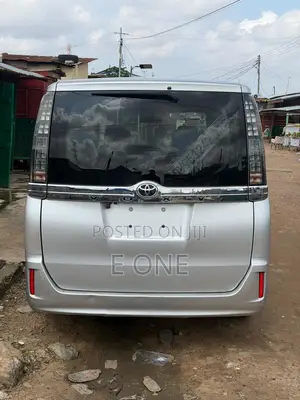 Toyota Voxy 2015 Silver
