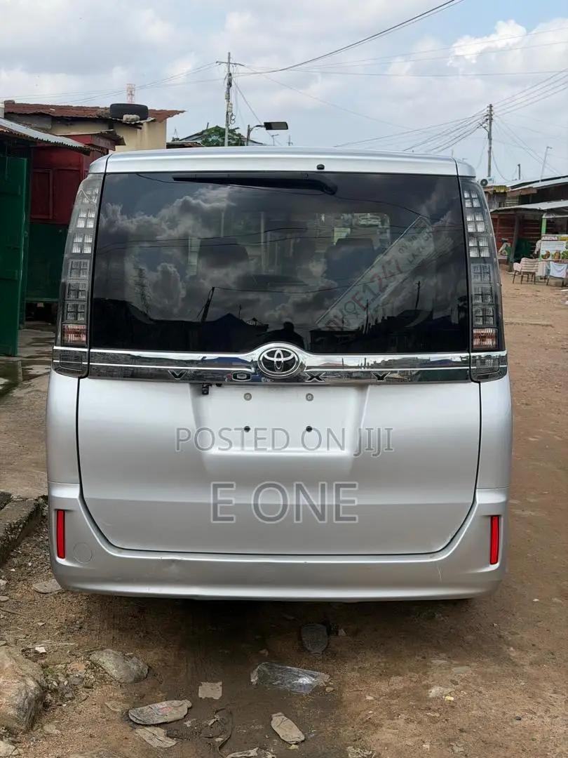 Toyota Voxy 2015 Silver