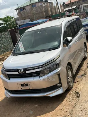Toyota Voxy 2015 Silver