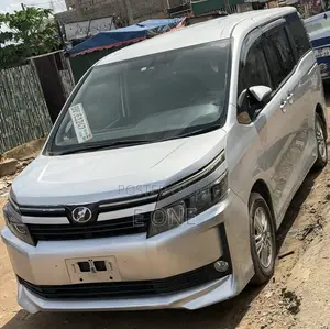 Toyota Voxy 2015 Silver