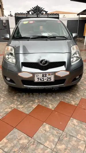 Toyota Vitz 1.3 FWD 3dr 2009 Beige