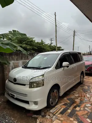 Toyota Voxy 2010 White