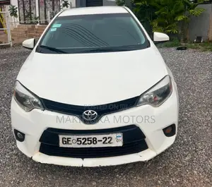 Toyota Corolla LE Premium 4dr Sedan (1.8L 4cyl CVT) 2015 White
