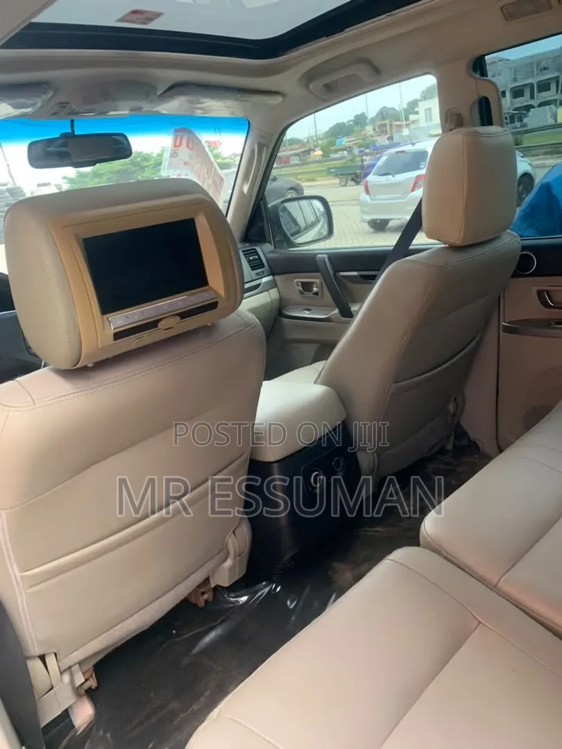 Mitsubishi Pajero 2018 Beige