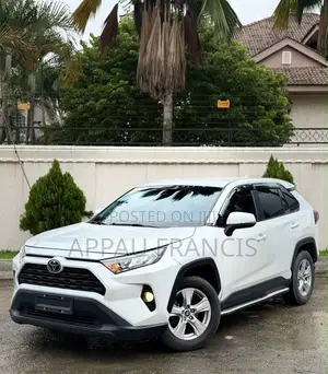 Toyota RAV4 XLE 2021 White