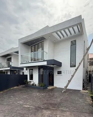 3bdrm Duplex in Ashaley Botwe, School Junction for sale