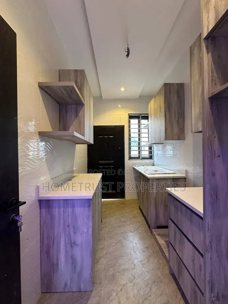 3bdrm Duplex in Ashaley Botwe, School Junction for sale