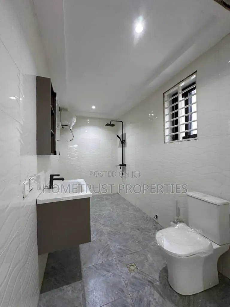 3bdrm Duplex in Ashaley Botwe, School Junction for sale
