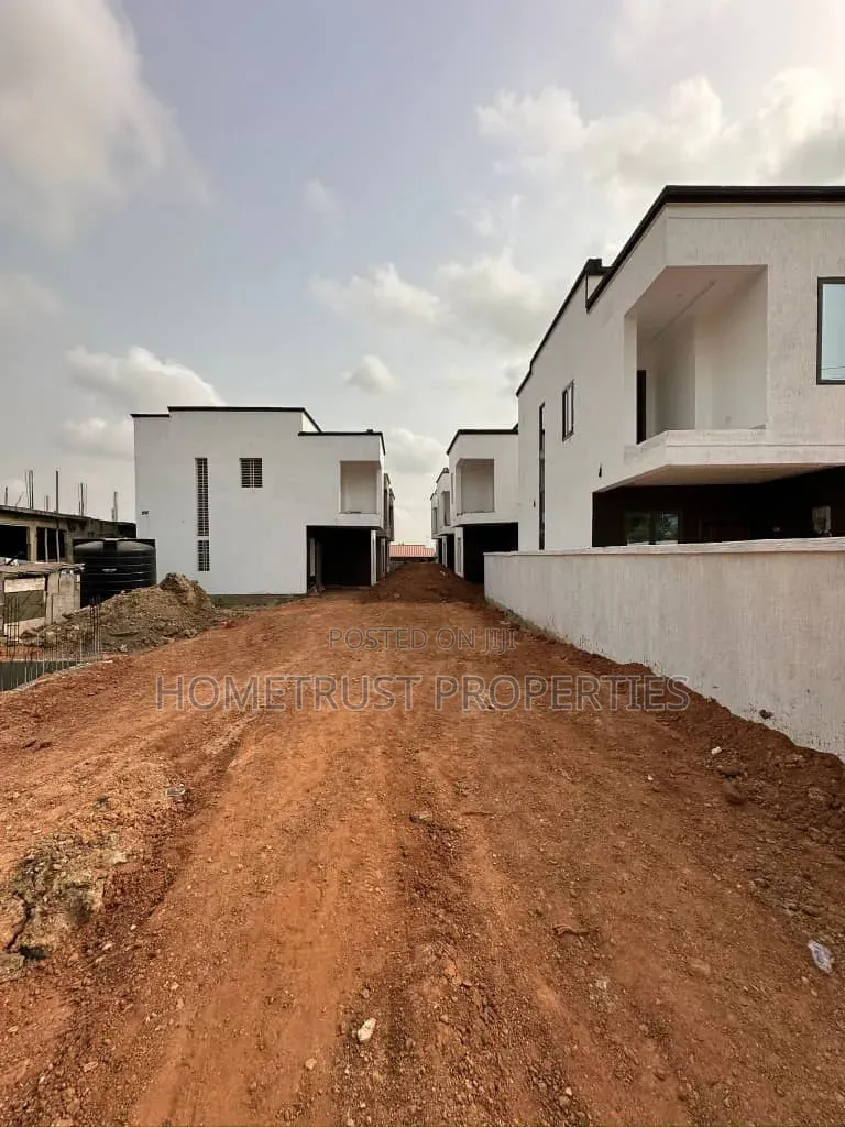 3bdrm Duplex in Ashaley Botwe, School Junction for sale