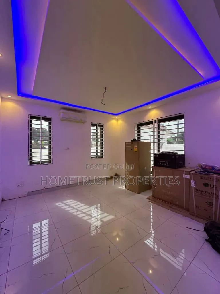 3bdrm Duplex in Ashaley Botwe, School Junction for sale