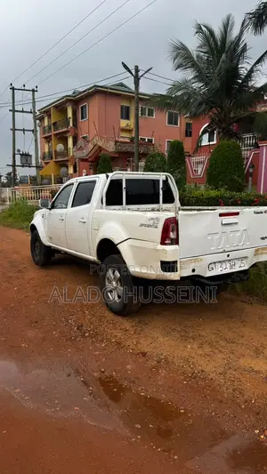 Tata Xenon 2024 White