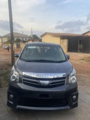 Toyota Noah 2.0 143hp AWD (7 Seater) 2013