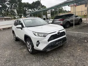 Toyota RAV4 XLE Premium AWD 2023 White