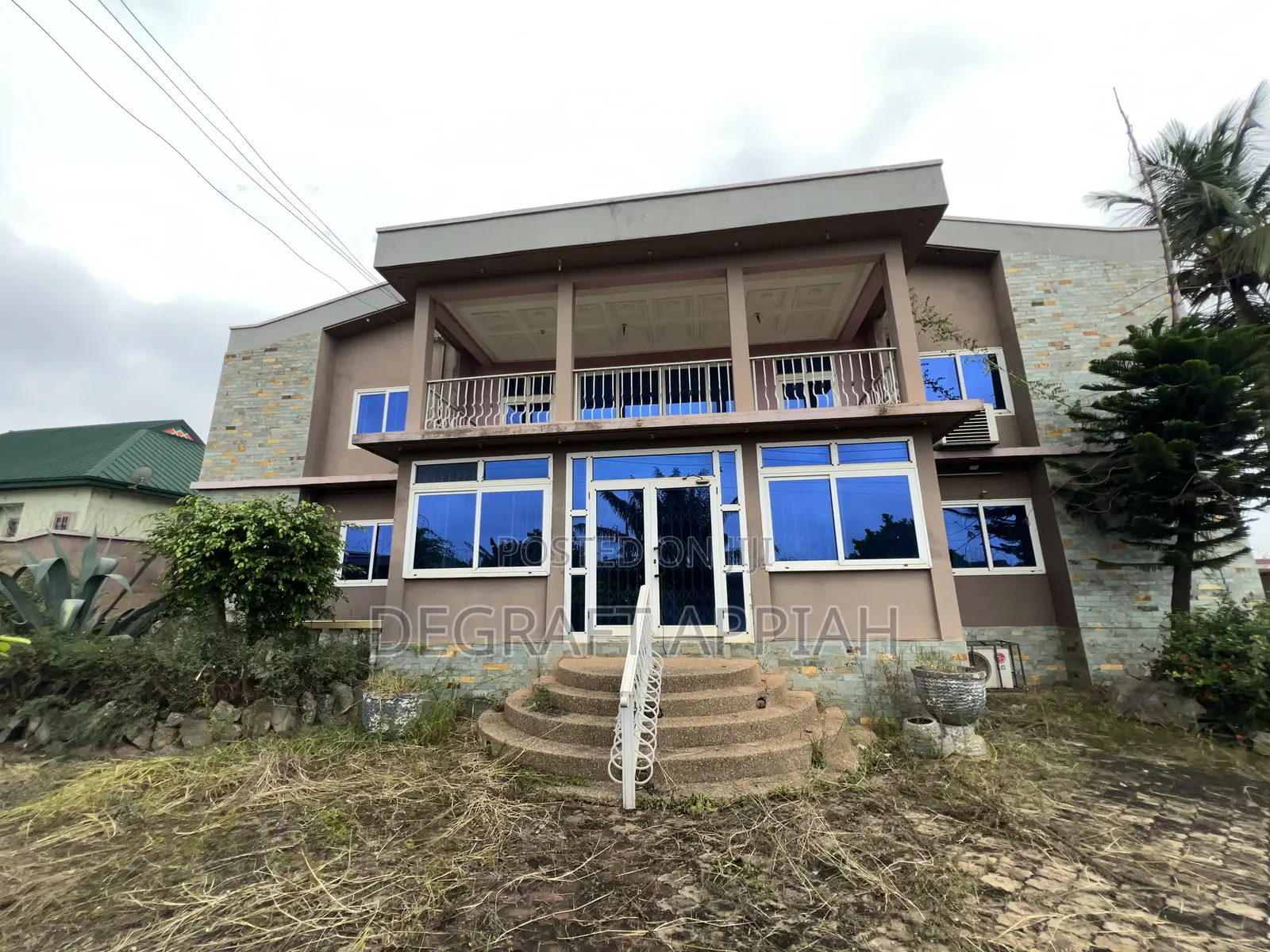 13bdrm House in Buokrom Fline, Kumasi Metropolitan for sale