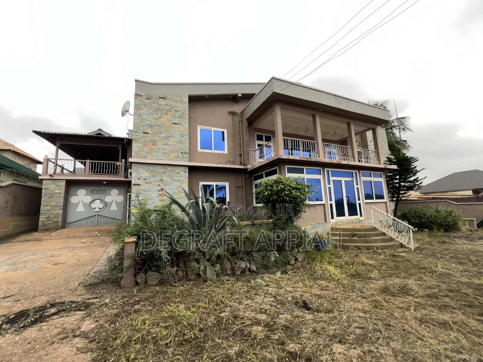 13bdrm House in Buokrom Fline, Kumasi Metropolitan for sale