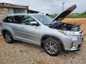 Toyota Highlander XLE 4x4 V6 (3.5L 6cyl 8A) 2017 Silver