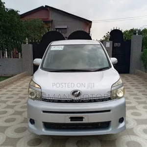 Toyota Voxy 2012 Silver