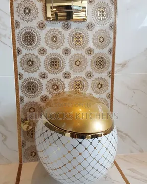 Gold Toilet Seats / Black Watercloset