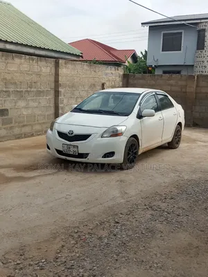 Toyota Yaris Base Sedan 4dr 2010 White