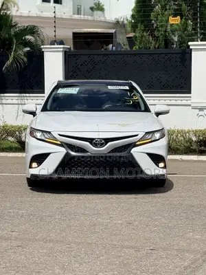 Toyota Camry XSE FWD (2.5L 4cyl 8AM) 2018 White