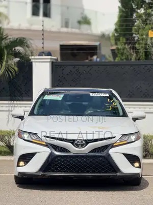 Toyota Camry XSE FWD (2.5L 4cyl 8AM) 2018 White