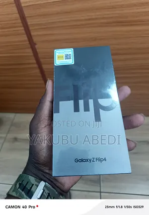 New Samsung Galaxy Z Flip4 512 GB Gold